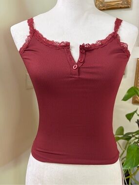 NWT Dazy SzMed Lace-Trim Ribbed Henley Cami Tank maroon